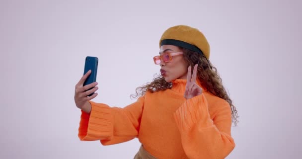 Mladá Žena Studio Selfie Mírové Znamení Polibkem Úsměvem Nebo Jazykem — Stock video