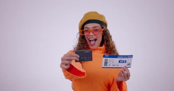 Mulher Feliz Cartão Crédito Bilhete Avião Pagamento Viagem Reserva Contra — Vídeo de Stock