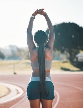 Spor, esneme ve egzersiz. Açık havada bir kadınla koşu, antrenman ya da spor için. Stadyumdaki Afrikalı atletlerin arkasında kol germe, vücut ısısı ve kas geliştirme ya da vücut sağlığı için.