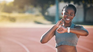 Koşu, antrenman ya da spor için dışarıda bir kadınla zaman, izleme ve egzersiz. Stadyumdaki Afrikalı sporcu gol, fitness ve vücut sağlığı için ya da ilerleme ve uzay nabzını kontrol etmek için.