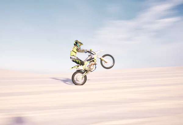 Bicikli Sebesség Egyensúly Egy Sportemberrel Aki Sivatagban Lovagol Kalandért Vagy — Stock Fotó