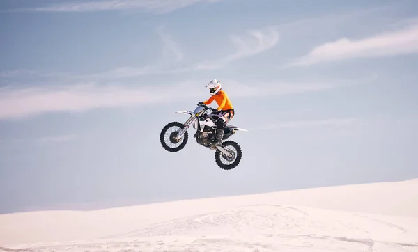 オートバイ そして冒険やアドレナリンのために車に乗って砂漠の男とジャンプ 自由または積極的な競争のための自然の中でアスリートと砂の上のバイク スピードとトレーニング — ストック写真