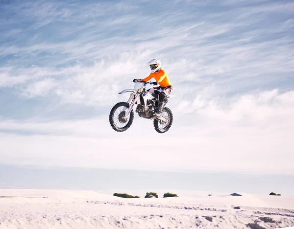 Bicicleta Velocidade Salto Com Homem Areia Montando Veículo Deserto Para — Fotografia de Stock