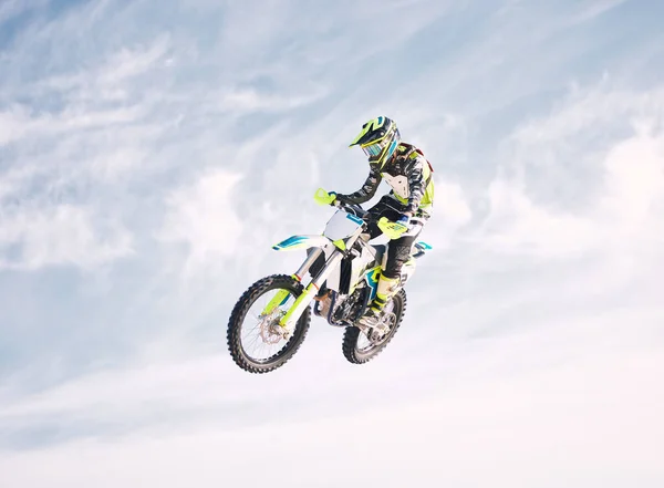 Голубое Небо Прыжки Человек Мотоцикле Воздухе Практики Тренировок Энергии Экстремальных — стоковое фото