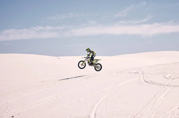 バイク モックアップ 砂漠の男とのバランスは 冒険やアドレナリンのために車に乗って 自由または活動的な力のための自然の屋外の運動選手が付いているオートバイ スペースおよび訓練 — ストック写真