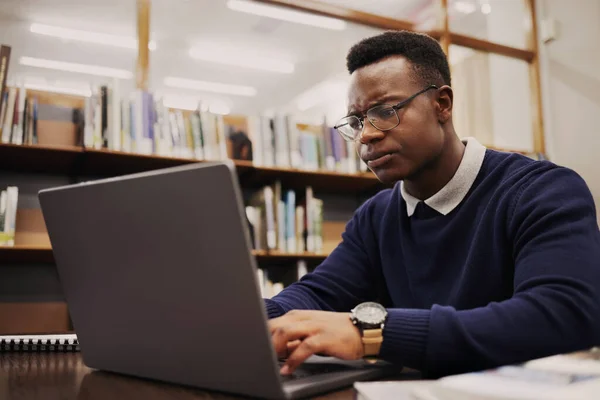 Estudiante Frustrado Negro Escribiendo Una Computadora Portátil Universidad Campus Universitario —  Fotos de Stock