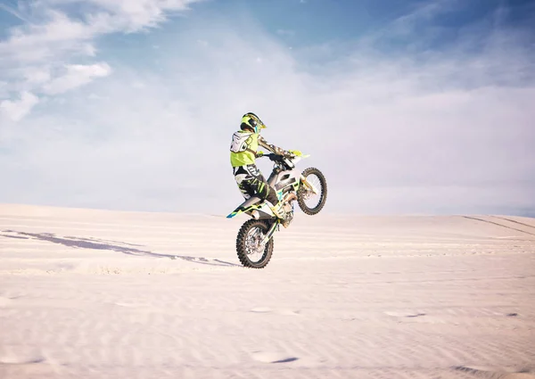バイク スペース バランスは アドベンチャーやアドレナリンのために砂漠で車に乗っているスポーツマンと モックアップとスキルやパワーのための自然の砂の上のオートバイ トレーニングや自由とアスリート — ストック写真