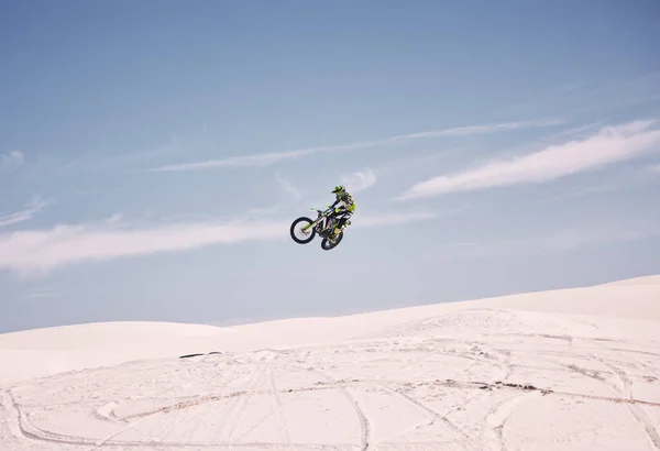 バイク そして冒険やアドレナリンのために車に乗って砂漠の男とジャンプ 自由または極端なスポーツのための自然のアスリート屋外とのオートバイ 速度および訓練 — ストック写真