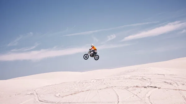 Bicikli Mockup Ugorj Egy Férfival Sivatagban Aki Kalandvágyból Vagy Adrenalinért — Stock Fotó
