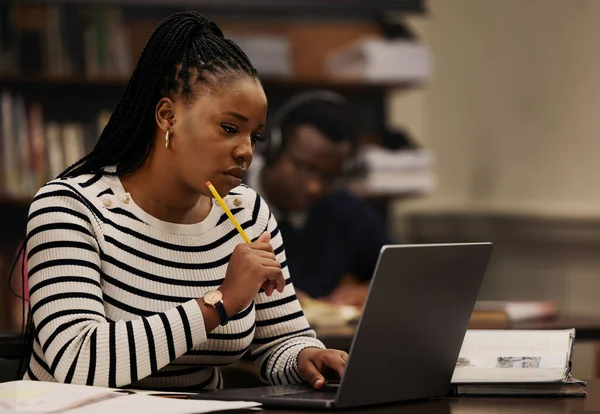 Estudiante Mujer Pensando Computadora Portátil Biblioteca Para Estudio Investigación Las —  Fotos de Stock