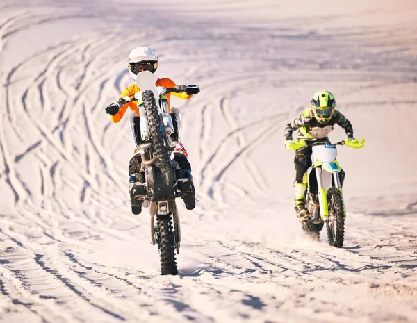 Düne Wüstenrennen Und Männer Auf Dem Motorrad Zusammen Für Training — Stockfoto