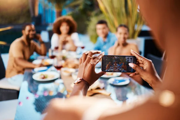 Telefoonfotografie Buiten Vrienden Restaurant Samen Ontspannen Vakantie Zomer Geheugen Sociale — Stockfoto