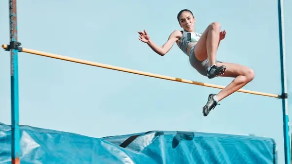 ハイジャンプ 女性と運動とフィットネス 競技場でスポーツやアスリート アクション エネルギー 女性や陸上競技とのパフォーマンスのためのジャンプ トレーニング — ストック写真