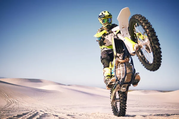 모험이나 아드레날린을위한 사막에서 차량을 모형에 남자와 자전거 모래와 오토바이 경쟁을위한 — 스톡 사진