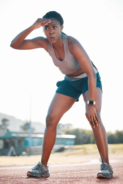 一个汗流浃背的 疲倦的黑人女子在体育场进行比赛 训练或在做完有氧运动后呼吸 锻炼和运动员或非洲赛跑选手 在健身 跑步或田径运动后休息 — 图库照片