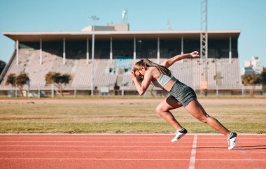 Spor, yarış ve kadın atlet bir pistte enerji sağlığı olarak spor ya da antrenman için koşuyor. Hızlı, stadyum ve atletik kişi veya koşucu egzersiz, hız ve egzersiz.