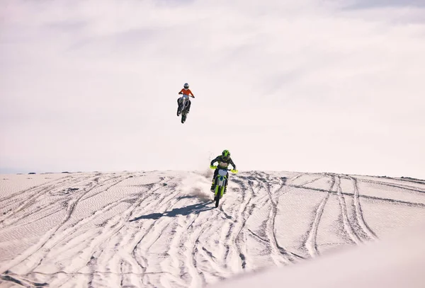극단적인 스포츠 에너지를 오토바이 경주에서 점프와 사막에서 오프로드 오토바이 대회와 — 스톡 사진