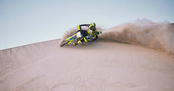 모험이나 아드레날린을위한 사막에서 차량을 스포츠 남자와 자전거 모래와 활동적인 경쟁을 — 스톡 사진