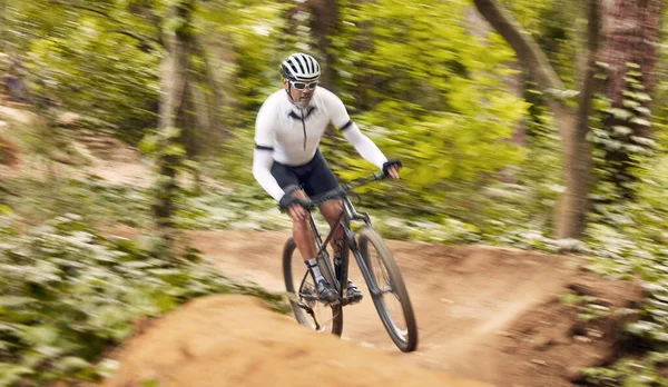 自然サイクリング 自転車 スポーツマン旅行 ロードパス アウトドアチャレンジ 高速マウンテンバイク スピードブラー アスリートトレーニング 森林でのフィットネスとトレーニング — ストック写真