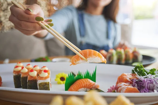 Mani Bacchette Donna Con Sushi Ristorante Cucina Raffinata Mangiare Bar — Foto Stock