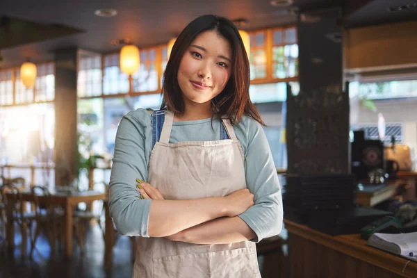Retrato Mujer Asiática Pequeña Empresaria Restaurante Con Brazos Cruzados Para —  Fotos de Stock