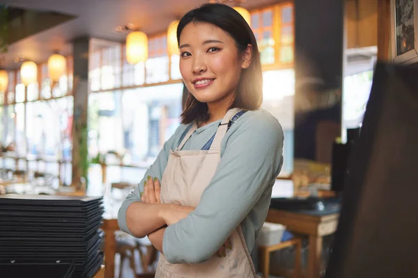 Camarera Retrato Mujer Asiática Con Brazos Cruzados Cafetería Cafetería Tienda —  Fotos de Stock