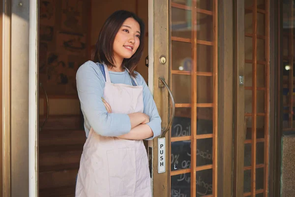 Mujer Asiática Feliz Pensando Restaurante Por Puerta Pequeño Negocio Profesional —  Fotos de Stock