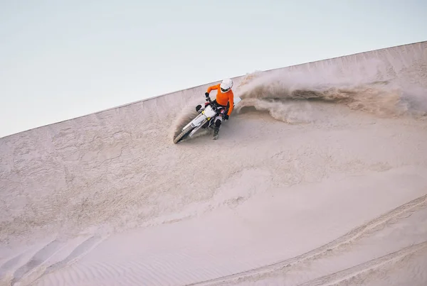 Fahrrad Sand Und Attrappe Mit Einem Sportler Auf Einem Fahrzeug — Stockfoto