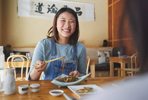Японці Їжа Жінка Ресторані Їдять Вечерю Або Обід Використовуючи Палички — стокове фото