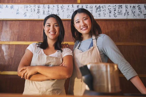 Restaurante Retrato Mujeres Asiáticas Mostrador Junto Con Sonrisa Confianza Oportunidad —  Fotos de Stock