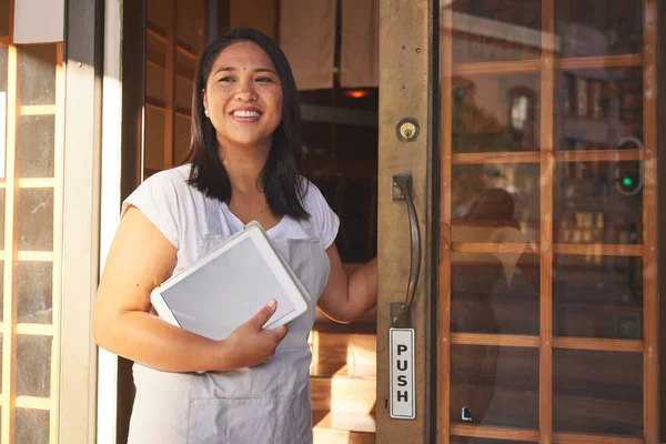 Mujer Asiática Tableta Puerta Del Restaurante Para Dar Bienvenida Servicio —  Fotos de Stock