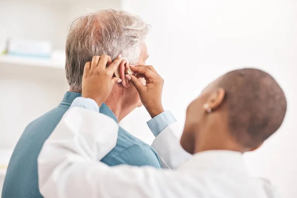 Doktor Işitme Cihazı Teknoloji Sağlık Hizmeti Kulak Çınlaması Olan Sağır — Stok fotoğraf