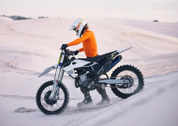 모험이나 아드레날린을 사막에서 차량을 스포츠 남자와 자전거 모래와 활동적인 경쟁을 — 스톡 사진