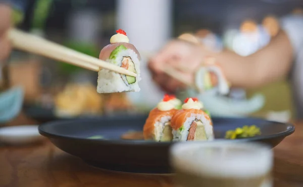 Essstäbchen Essen Und Sushi Essen Einem Restaurant Für Ernährung Tisch — Stockfoto