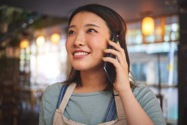 Ресторан Телефонний Дзвінок Азіатська Жінка Замовлення Доставка Онлайн Послуги Харчування — стокове фото