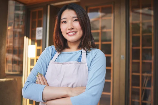 Feliz Garçonete Mulher Asiática Com Braços Cruzados Restaurante Café Startup — Fotografia de Stock