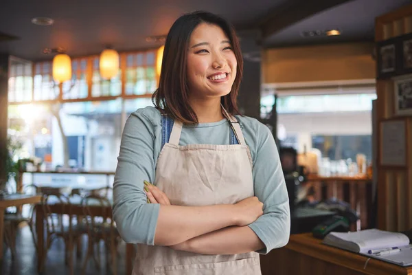 Sonríe Piensa Cruza Los Brazos Con Una Mujer Asiática Restaurante —  Fotos de Stock