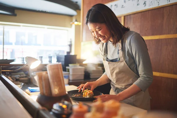 Sushi Trabajadora Restaurante Mujer Con Sonrisa Comida Comida Asiática Una —  Fotos de Stock