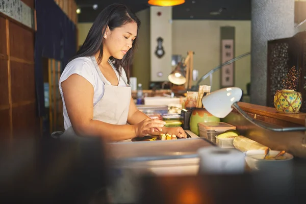Comida China Cocina Una Mujer Asiática Restaurante Sushi Para Servir —  Fotos de Stock