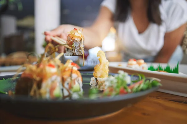Main Gros Plan Baguettes Dans Restaurant Sushi Pour Alimentation Gastronomie — Photo