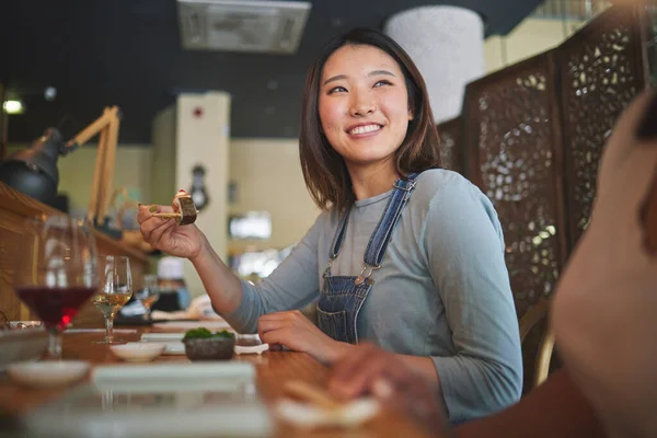 Asiático Sushi Mujer Restaurante Comiendo Para Cena Comida Usando Palillos —  Fotos de Stock