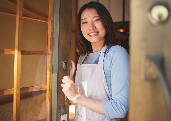 Portrait Waitress Asian Woman Door Restaurant Coffee Shop Retail Store — Stock Photo, Image