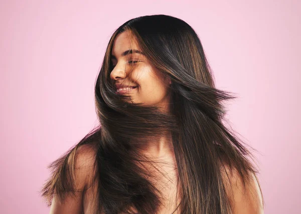 Haarverzorging Glimlach Vrouw Schudden Hoofd Studio Luxe Salon Behandeling Glans — Stockfoto