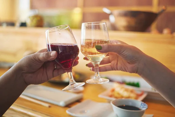 Handen Wijnglas Vrienden Toosten Samen Restaurant Ter Viering Alcohol Proost — Stockfoto