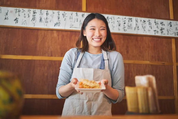 Comida China Camarera Una Mujer Asiática Una Cocina Sushi Para — Foto de Stock