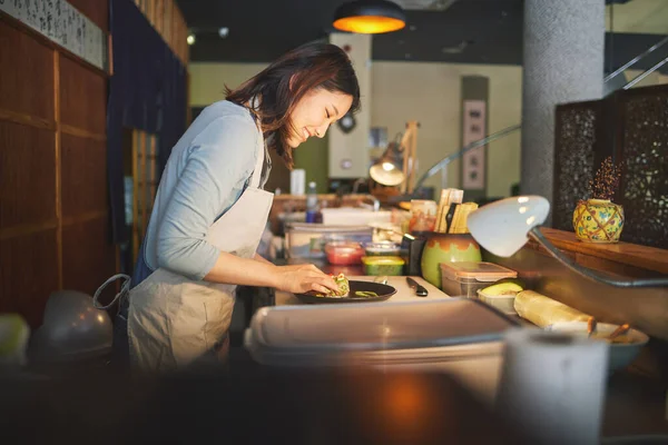 Sushi Chef Restaurante Preparar Cocina Con Inicio Servicio Plato Mesa —  Fotos de Stock