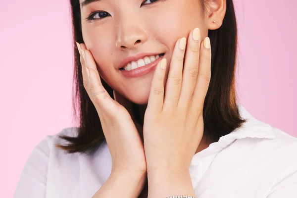 Vrouw Handen Het Gezicht Manicure Schoonheid Make Met Cosmetica Geïsoleerd — Stockfoto