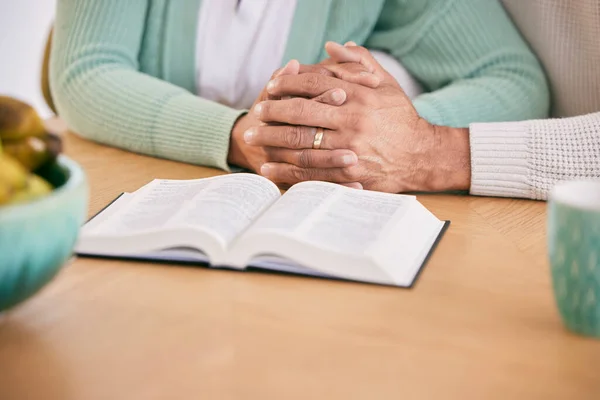 Leitura Bíblia Casal Sênior Mãos Dadas Casa Com Estudo Livro — Fotografia de Stock