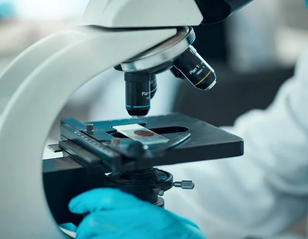 顕微鏡 研究または開発のための実験室の医学科学および血液サンプル ウイルス 粒子またはDnaテストを用いた科学者の研究 未来および手袋のための機器をズーム — ストック写真