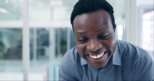 近代的なオフィスのスタートアップキャリアのための笑顔と誇りを持ってビジネスのクローズアップ 顔と幸せな黒人男性 アフリカ人 アフリカの会社との新しい仕事でプロの会計士のズームとヘッド — ストック動画